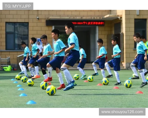 足球训练中的小组对抗赛与战术演练方式